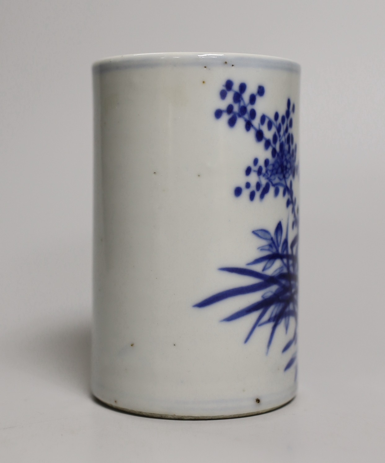 A late 19th/early 20th century Chinese blue and white brushpot, 11.5cm